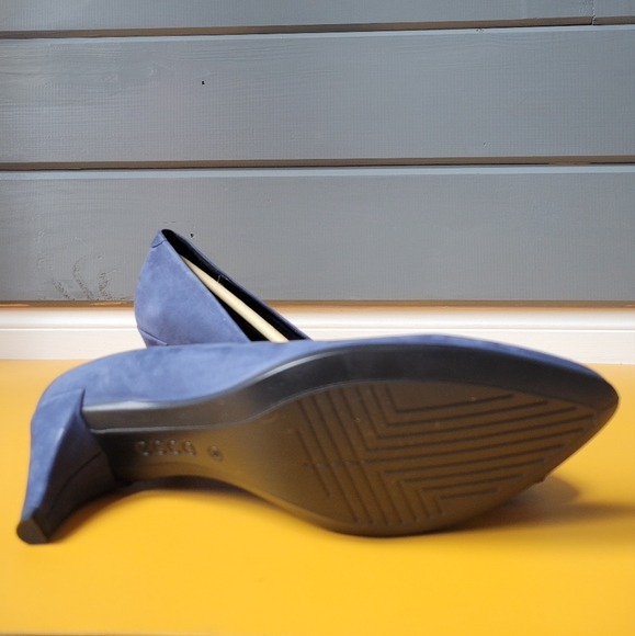 Ecco Blue Flats with Minimalist Design - Picture 2 of 4